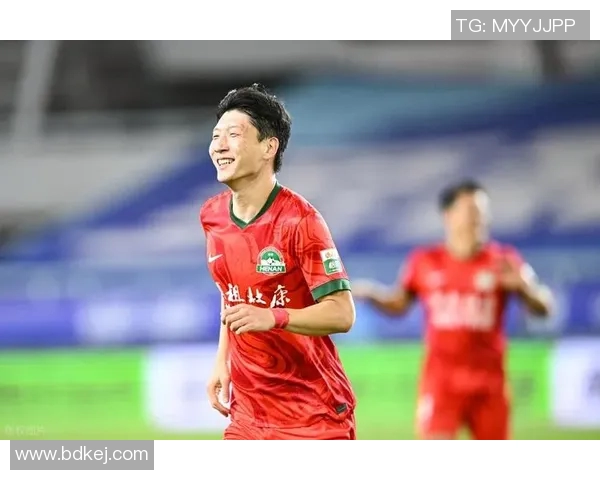 国安与上港激战引发争议球迷热议裁判判罚与比赛表现